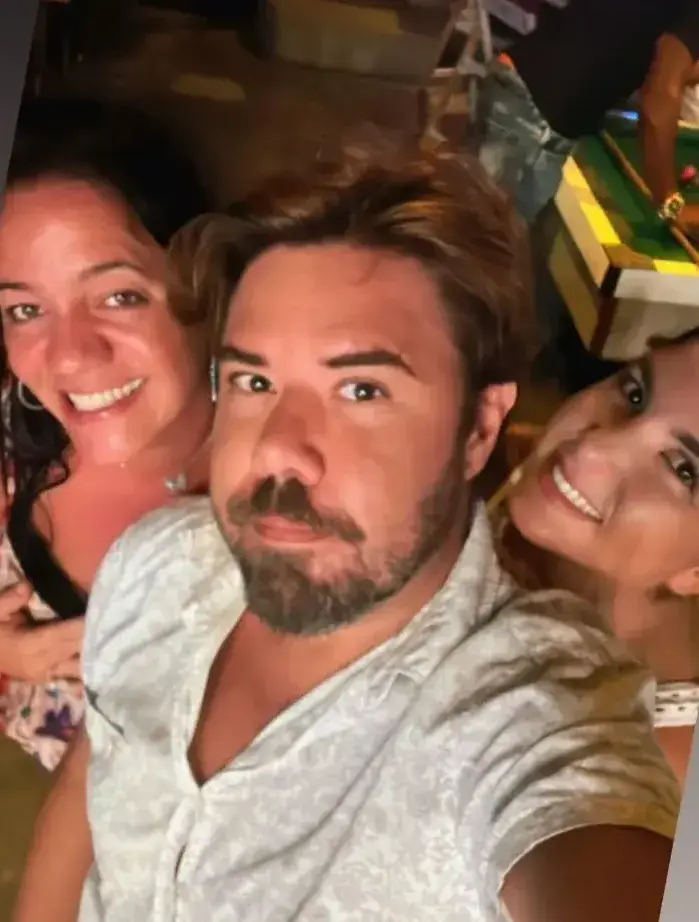 Selfie de três clientes com a mesa de sinuca ao fundo